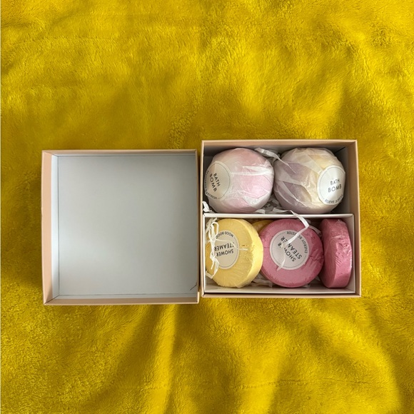 NIB - LE Natural & Handmade Bath Bombs and Shower Steamers - Picture 2 of 6